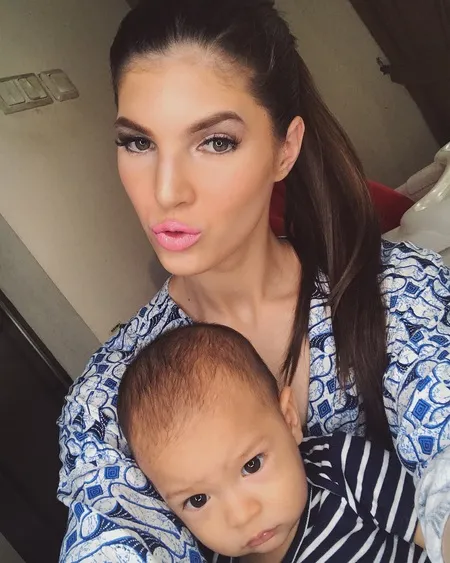 FOTO: Gaya Mikaila Patritz Istri Fardhan Saat Asuh Anak, Hot Mom!