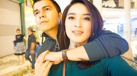 FOTO Gaya Pacaran Handika Pratama - Rosiana, Manis Tak Berlebihan