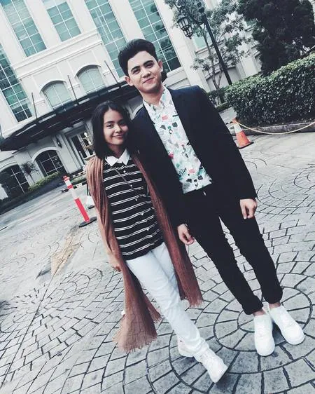 Bukan Prilly Latuconsina, Aliando Malah Pangku Gadis 