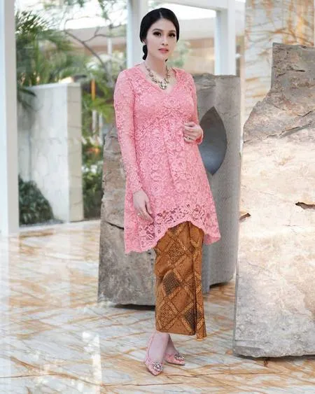 Foto Hamil Pakai Kebaya Pink Sandra Dewi Makin Tampak Mempesona Kapanlagi Com
