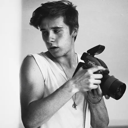 FOTO: Hasil Jepretan Keren Brooklyn Beckham, Keluarga Jadi Model