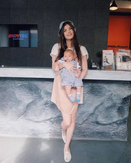 FOTO Hot Mom! Mikaila Patritz Cantik & Langsing Saat Gendong Anak