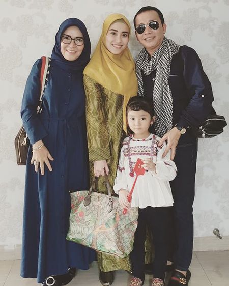 Foto Ibadah Umrah Ayu Ting Ting Cantik Berhijab Pakai Niqab Kapanlagi Com