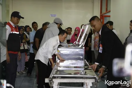 FOTO: Ikut Gotong Jenazah Agung Hercules, Wajah Isa Bajaj Penuh Duka