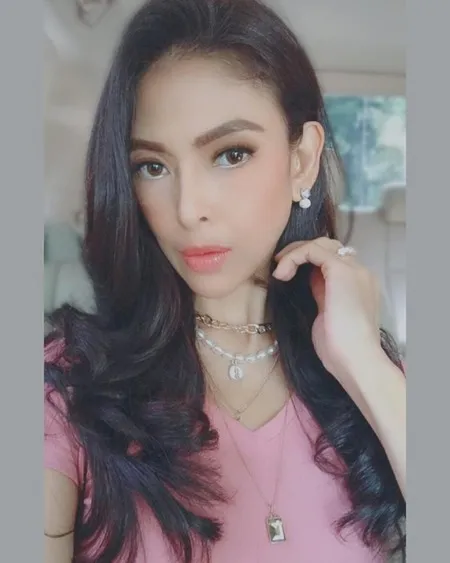 Foto Indira Soediro Puteri Indonesia Pertama yang Awet Muda Banget di Usia Hampir 50 Tahun, Hot Supermom!