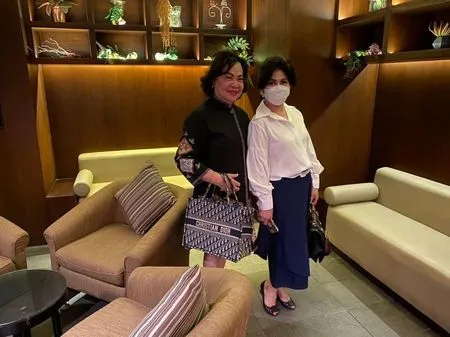 Foto Kekompakan Ibu dan Mertua Sandra Dewi, Oma-Oma Cantik yang Modis