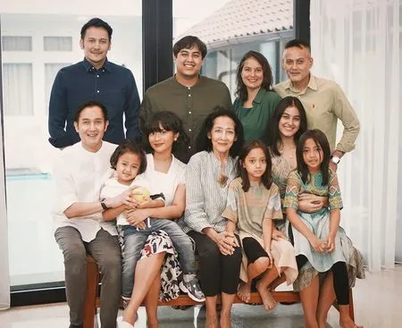 Foto Keluarga Besar Aldi Bragi Saat Lebaran, Tak Ada Ririn Dwi Aryanti Bikin Rumor Cerai Ramai Kembali