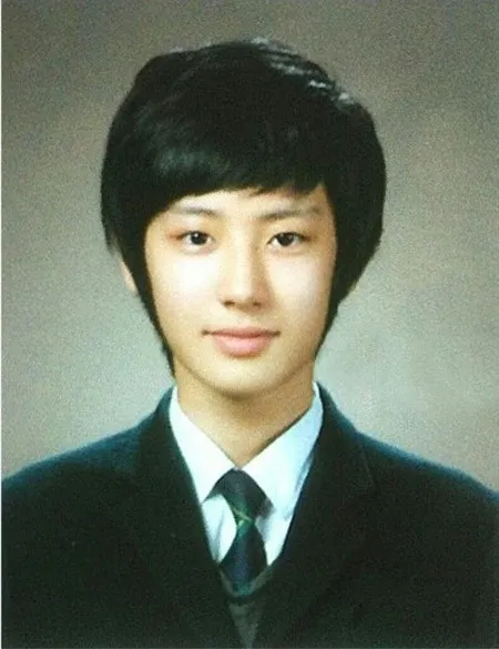 Foto Kelulusan 5 K-Pop Idol yang Legendaris Buktikan Sudah Ganteng Dari Dulu, Ada V BTS Sampai Cha Eun Woo
