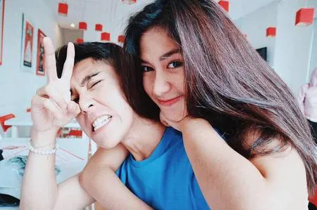 Foto Kemesraan Ochi Rosdiana Krisjiana Baharudin Bikin Iri Kapanlagi Com