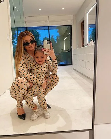 FOTO: Ketika Kylie Jenner & Stormi Webster Kembaran Baju, Nggemesin Banget!