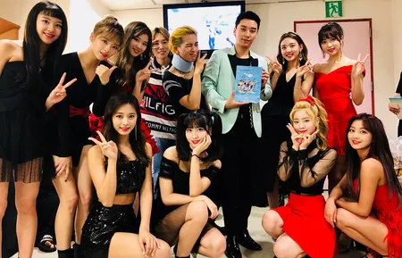 Foto Ketika Seungri Big Bang Dikelilingi TWICE Sampai BLACKPINK