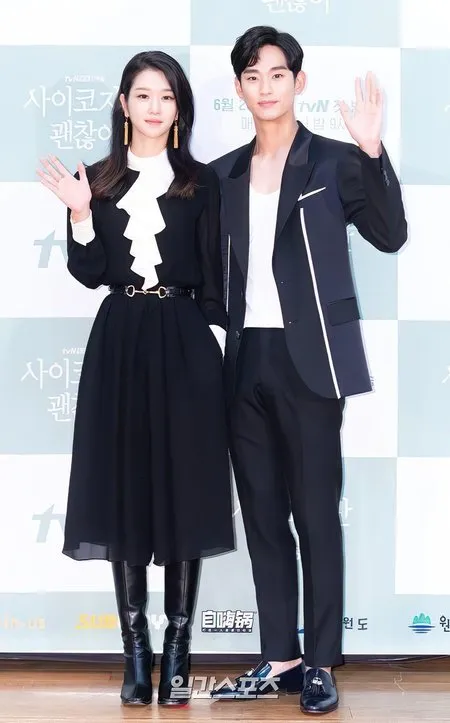 Foto Kim Soo Hyun Dan Seo Ye Ji Di Preskon Drama It S Okay To Not Be Okay Wajahnya Dibilang Mirip Kapanlagi Com