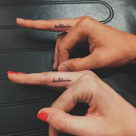 Foto Koleksi Tato Hailey Baldwin Serba Mungil Cute Minimalis Kapanlagi Com