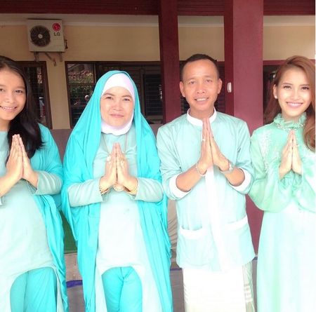 Foto Lebaran Keluarga Ayu Ting Ting Bahagia Dikunjungi Shaheer Kapanlagi Com
