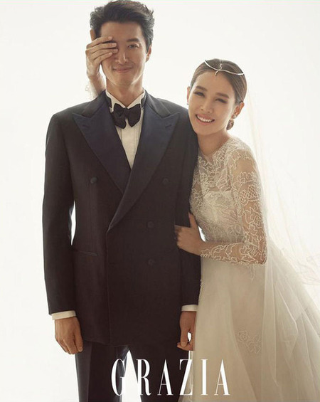 Foto Lee Dong Gun Jo Yoon Hee Pamerkan Kemesraan Pasca Nikah