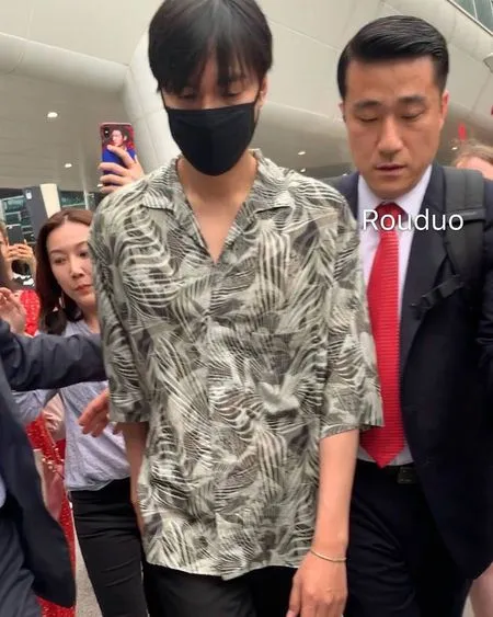 Foto Lee Min Ho Di Bandara Pakai Kamera Hp Sapa Anak Kecil Cute Kapanlagi Com