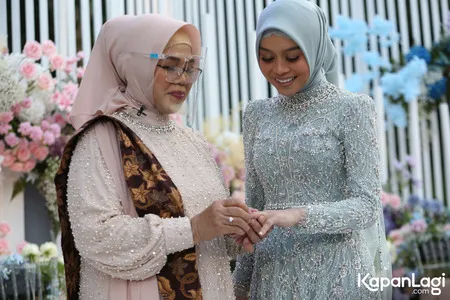 Foto Lesti Pamer Cincin Lamaran yang Dipasangkan Calon Mertua, Senyum Cerah Bahagia
