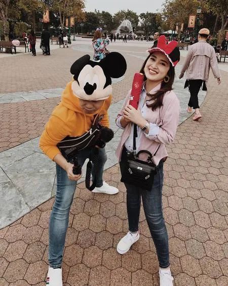 FOTO: Liburan, Handika Pratama & Pacar Jelajahi Hong Kong