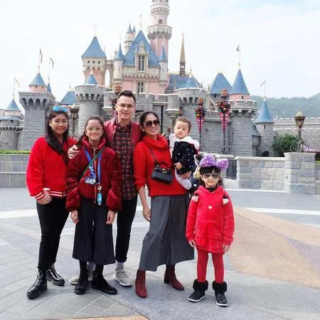 FOTO: Liburan Keluarga Ussy - Andhika Pratama, Seru di Hongkong