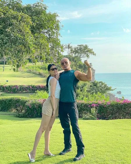 Foto Liburan Sabrina Chairunnisa dan Deddy Corbuzier di Bali, Gagal Romantis Karena Diterjang Ombak