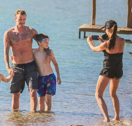 FOTO: Liburan Seru David & Victoria Beckham ke Pantai Yunani