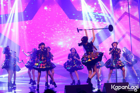 FOTO: Lompatan & Rok Terbang JKT48 Bikin Meriah HUT RTV Yang ke-2
