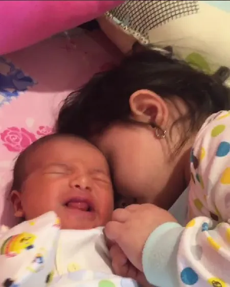 Foto Lucu Jadi Kakak Arsy Gemes Banget Sama Baby Arsya Kapanlagi Com