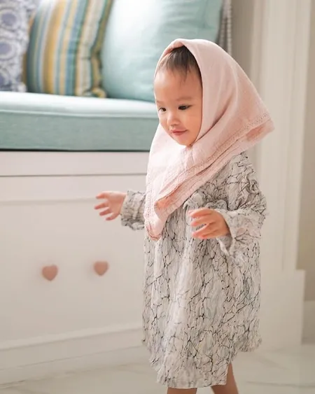 Foto Lucunya Claire Anak Shandy Aulia Berkerudung Rayakan Lebaran Bareng Keluarga Kapanlagi Com