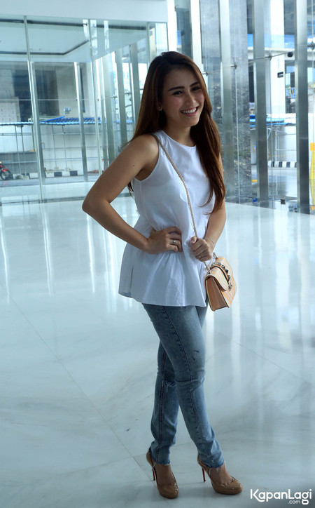 Foto Luna Maya Unfollow Instagramnya Ini Tanggapan Ayu Ting Ting Kapanlagi Com