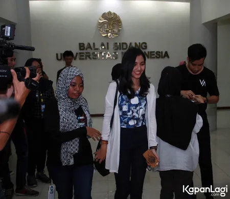 Foto Malu Malu Vidi Aldiano Sheila Dara Kepergok Berduaan Kapanlagi Com