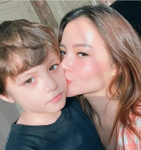 Foto Mama Muda Voke Victoria dan Putranya Sky yang Bule Banget, dari Liburan Sampai Pembabtisan