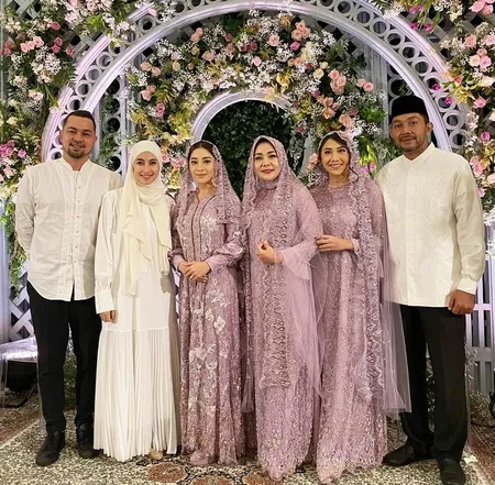 Foto Manisnya Kedekatan Nikita Willy Dan Sultan Djorghi Bagai Keluarga Panggil Ayah Anak Kapanlagi Com