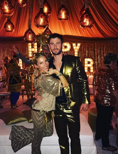 FOTO: Manisnya Tahun Baru Miley Cyrus, Liam Hemsworth & Keluarga