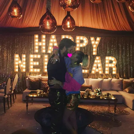 FOTO: Manisnya Tahun Baru Miley Cyrus, Liam Hemsworth & Keluarga