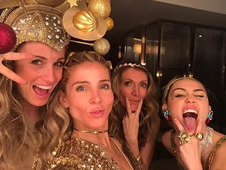 FOTO: Manisnya Tahun Baru Miley Cyrus, Liam Hemsworth & Keluarga