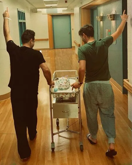 Foto Mark Westlife dan Pasangan Gay-nya Bersama Putri Mereka yang Lahir Lewat Surrogate Mother