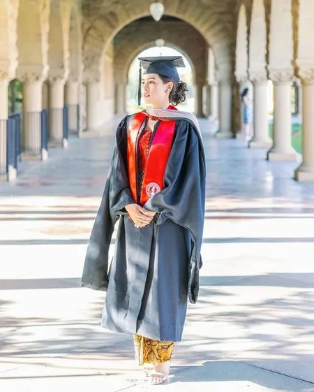 Foto Maudy Ayunda Lulus S2 dari Stanford University, Tampil Cantik Pakai Kebaya Saat Wisuda