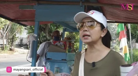 Foto Mayangsari Makan di Warung Kaki Lima Biarpun Kaya Raya, Menyantap Sate Sambil Bahas Susuk