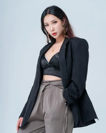 Foto Member Holy Bang yang Berbakat dan Punya Tubuh Idaman, Jawara 'STREET WOMAN FIGHTER' Pertama