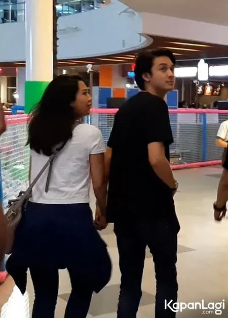 Foto Mesra Sherina Dan Baskara Mahendra Gandengan Tangan Antar Ke Toilet Sudah Kenal Ortu Tapi Belum Ngaku Pacaran Kapanlagi Com