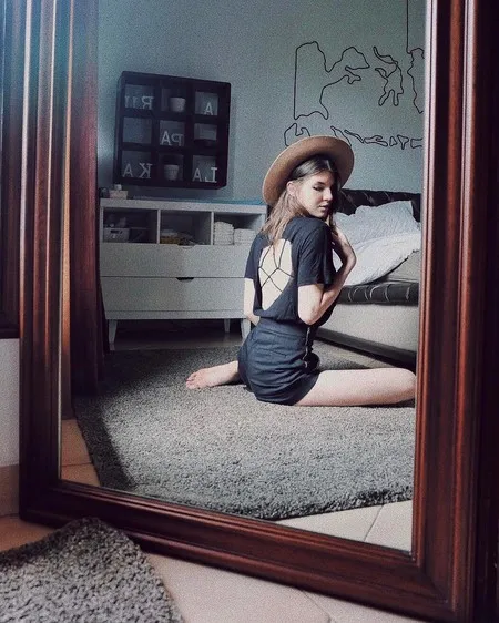 FOTO: Mikaila Patritz, Ibu Muda Yang Tetap Tampil Stunning