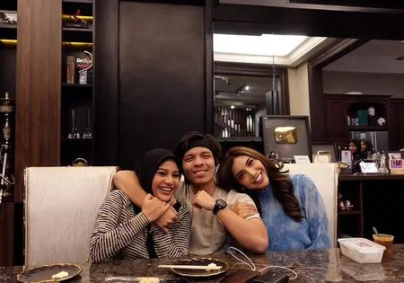 Foto Millen Cyrus Temu Kangen Aurel Hermansyah, Sempat Nempel ke Atta Halilintar - Masak Bareng Bikin Semangka Celup Cokelat