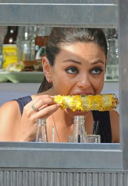 FOTO: Momen Kocak Saat Seleb Makan Jagung, Masih Keren Nggak?