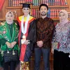FOTO: Momen Wisuda Whulandary Herman Dapat Gelar Sarjana Hukum