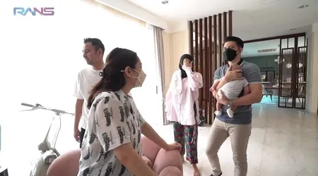 Foto Nagita Slavina Dapat Hadiah Mewah dari Zaskia Sungkar, Tunjukkan Baby Bump dan Gendong Baby Ukkasya