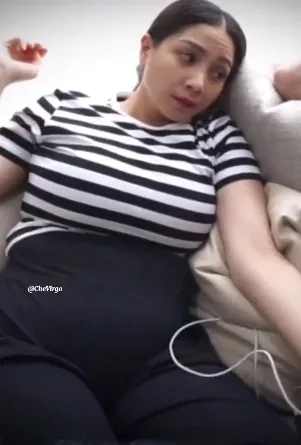Foto Nagita Slavina Elus-Elus Babybump-nya, Raffi Ahmad Ikutan Punya Perut Buncit