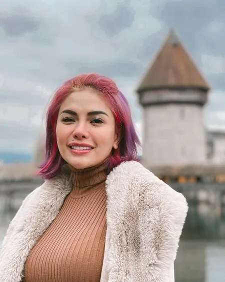 Foto Nikita Mirzani Nikmati Indahnya Swiss dan Romantis dengan Bule Ganteng, Pacar Baru?