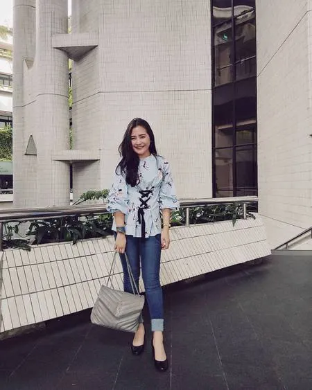 Foto Ootd Cantik Kekinian Ala Prilly Latuconsina Saat Ke Kampus Kapanlagi Com Foto Ootd Cantik Kekinian Ala Prilly Latuconsina Saat Ke Kampus Kapanlagi Com