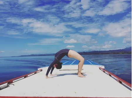 FOTO: Pantai Memukau, Rima Melati Adams Ajak Anak ke Pulo Cinta