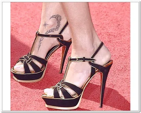 Foto Para Supermodel Holly Dengan Tattoo Kecil Yang Eye Catching Kapanlagi Com